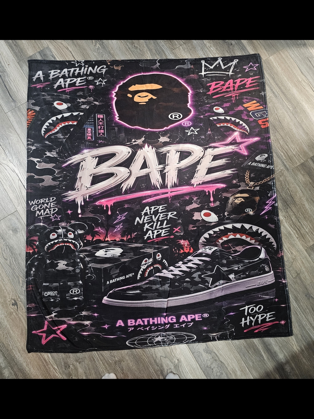 BAPE Graphic Thrpw Blanket - Black & Pink